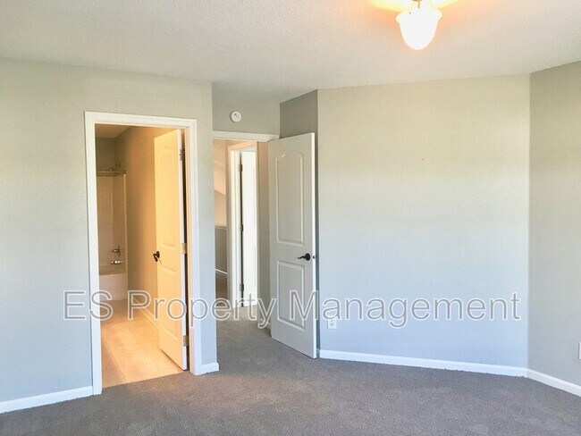 Building Photo - 4481 Redcliff N Ln