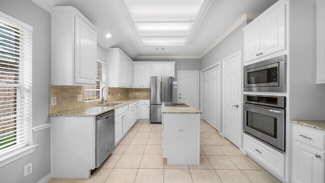 Building Photo - Welcome home to Alden Bridge, where comfort meets The Woodlands lifestyle!