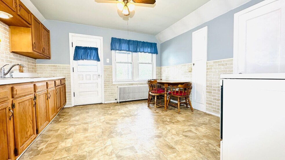 Building Photo - 2498 Woodlawn Ave