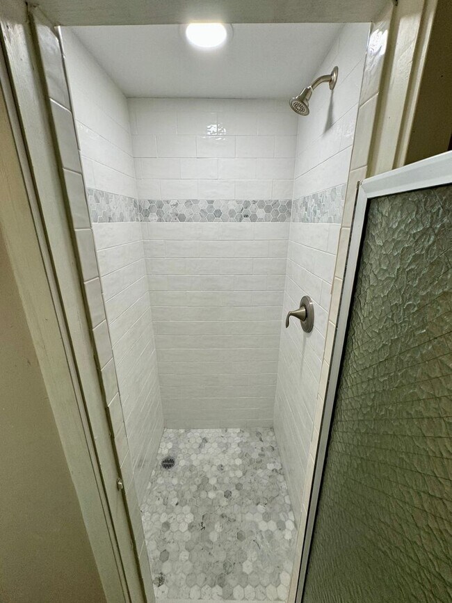 Building Photo - Large Mid-Century Charmer in Sunset Hill!