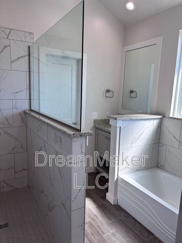 Building Photo - 900 Apple Blossom Wy