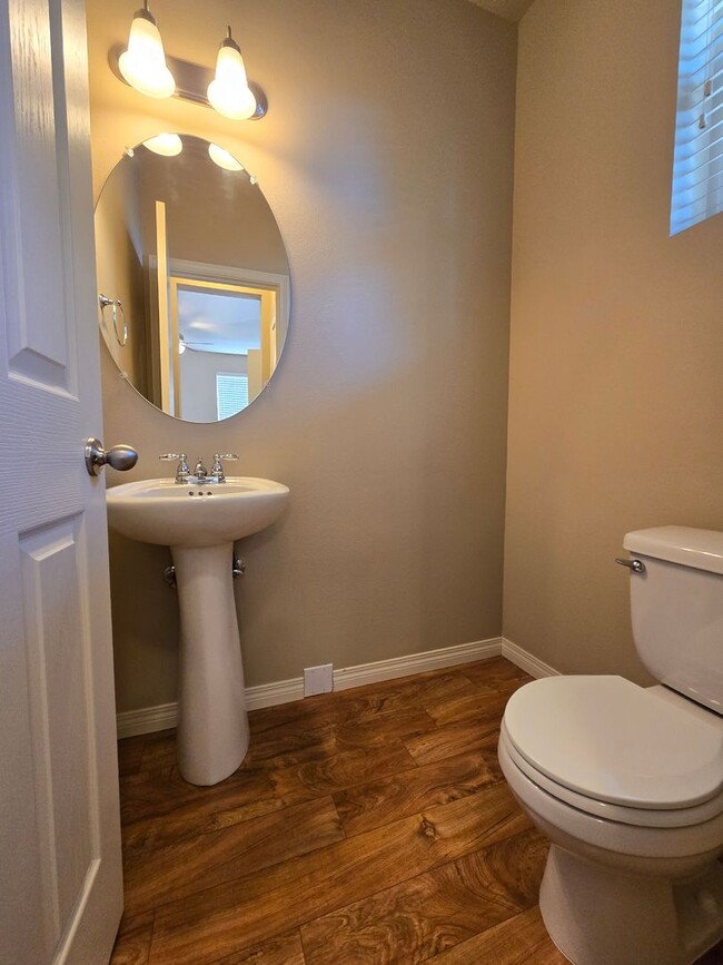 Building Photo - Small Dog Friendly 2 Bedroom 1.5 Bath Hous...