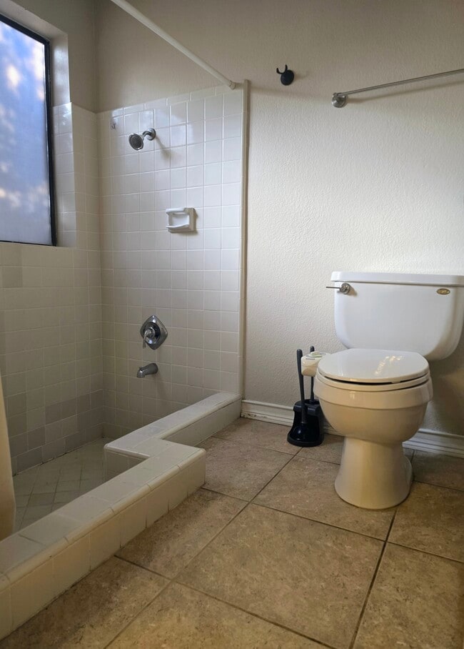 Building Photo - 1827 E Manhatton Dr