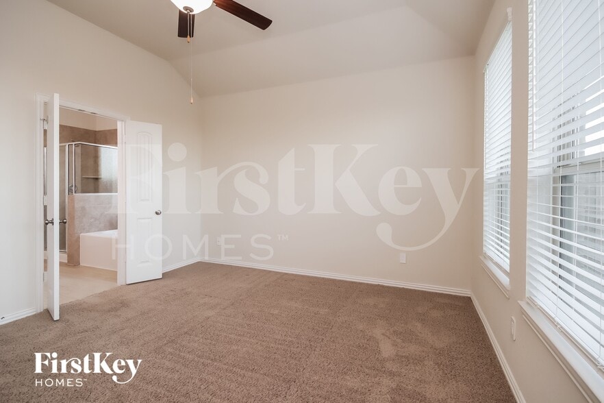 Building Photo - 2826 Torrey Pines Dr