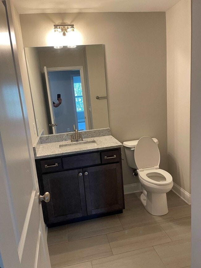 Building Photo - BEAUTIFUL TOWNHOME