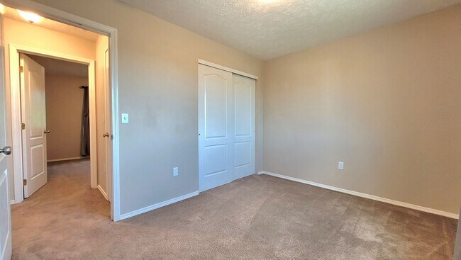 Building Photo - Gorgeous Split Level with Fenced Backyard
