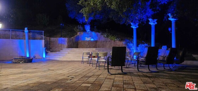 Building Photo - 3889 Old Topanga Canyon Rd