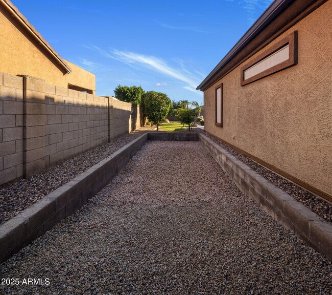 Building Photo - 9053 E Hobart St