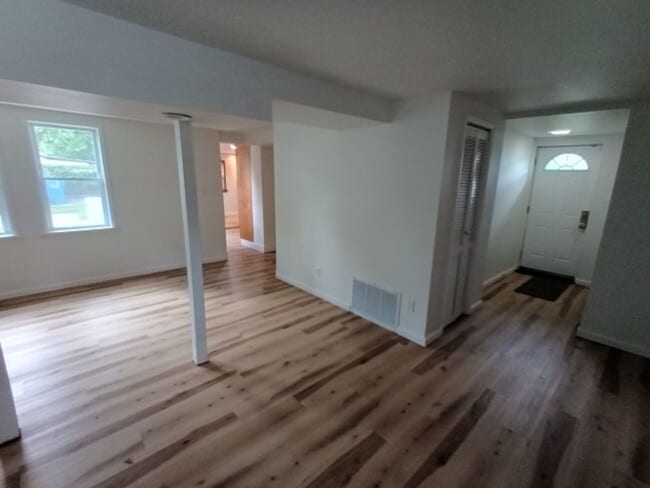 Building Photo - 2044 Garrick Ave