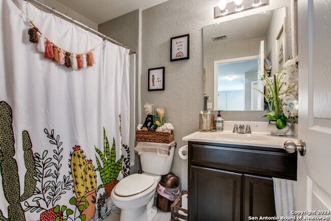 Building Photo - 3 Bedroom 2.5 Bathroom Silver Canyon Subdivision
