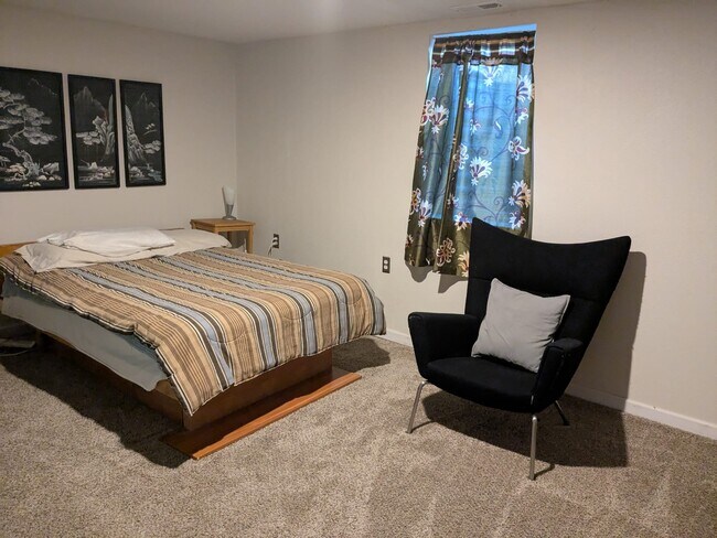 bed room with storage - 6915 Yates St