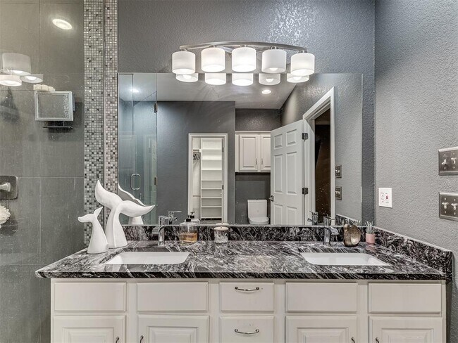 Building Photo - 6162 N Brookline Ave