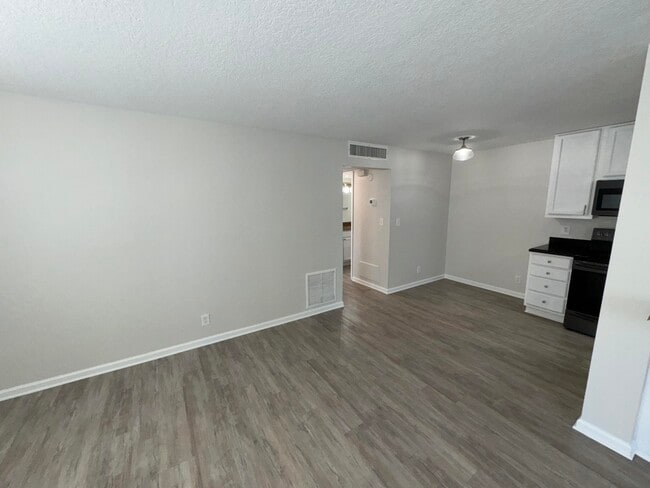 Building Photo - 102 N Lakeside Dr