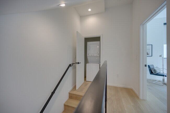 Building Photo - 953 Wilcox Ave