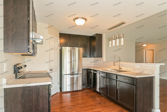 Building Photo - 319 Pecan Bluffs Dr