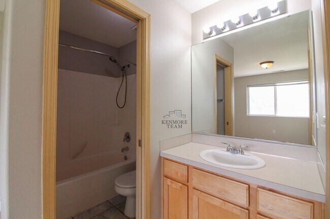 Building Photo - 3 Bedroom, 2 Bath Home in Kennewick