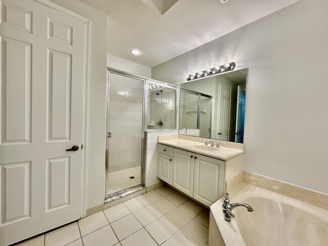 Building Photo - 1425 Mariposa Cir