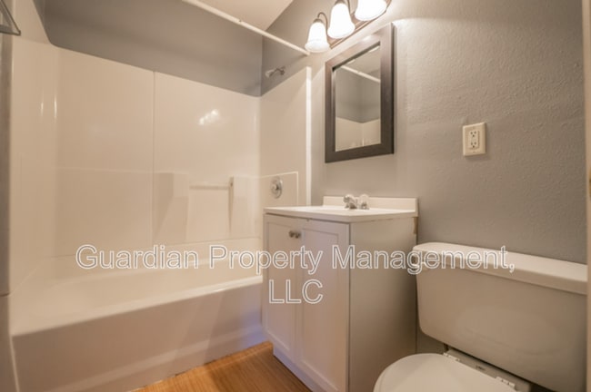 Building Photo - 518.5 W 8th St