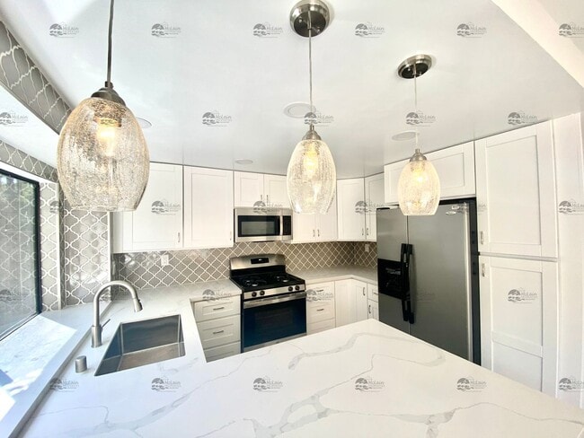 Building Photo - Updated 3BD/2BA with Air Conditioning