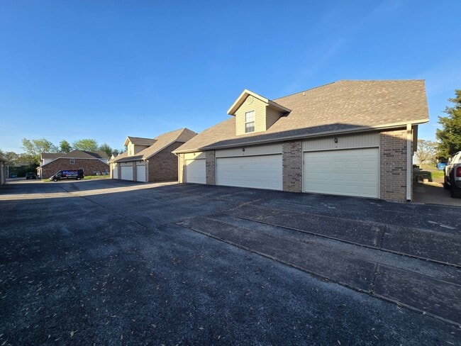 Building Photo - Capri Townhomes