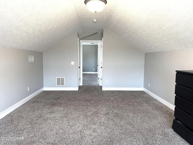Building Photo - 4 bed 2.5 bath with Garage