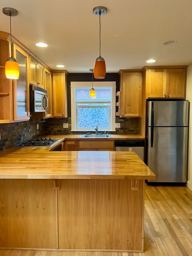 Building Photo - Available 1/0! Cozy townhouse in the Mt Baker neighborhood.