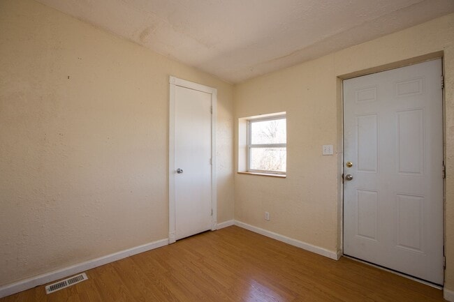 Building Photo - Charming Old Town Bungalow!