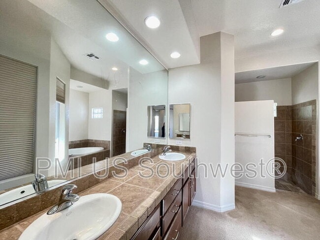 Building Photo - 2928 Esmerelda Dr