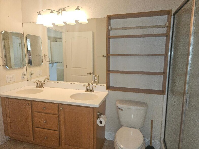 Bathroom 2 full bath with shower - 2074 Botanica Cir