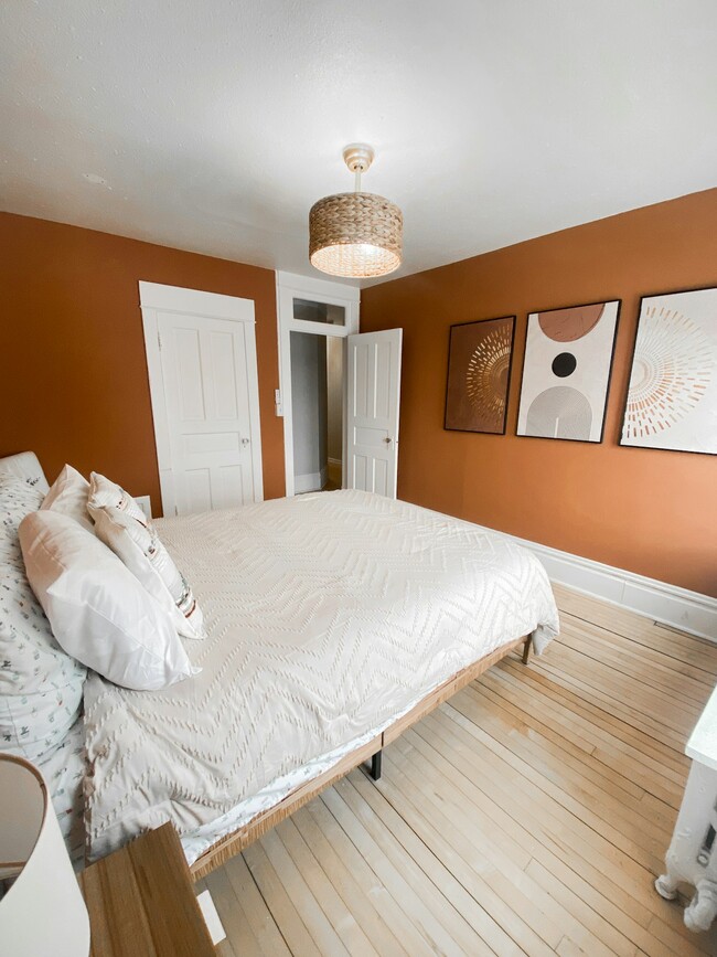 Building Photo - 209 E 3rd St