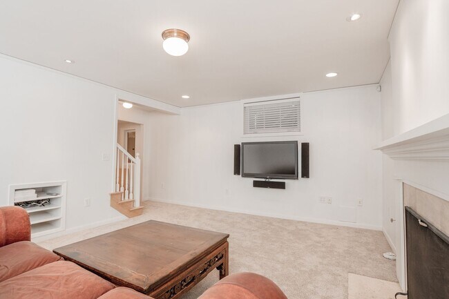 Building Photo - 4527 SW 29th Ave
