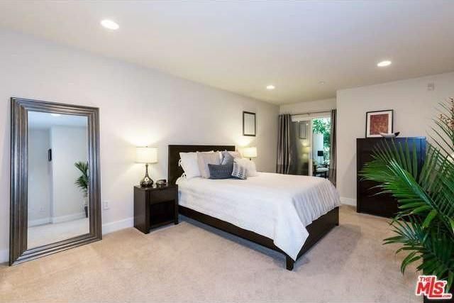 Master bedroom - 1951 N Beachwood Dr