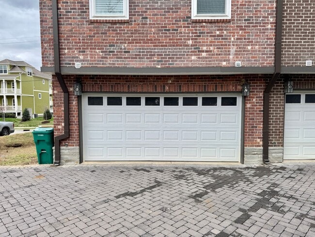 Building Photo - 3 Bed, 3.5 Bath Home w/ 2 Car Garage and Lake Views