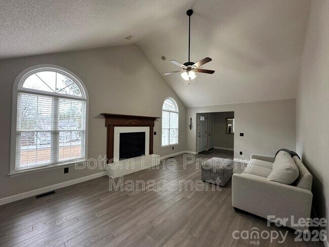 Building Photo - 404 Wood Run