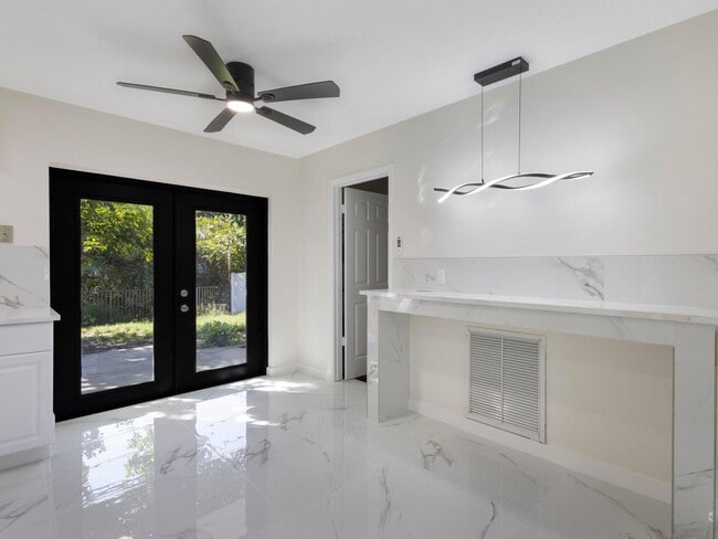 Building Photo - 992 Mohican Blvd