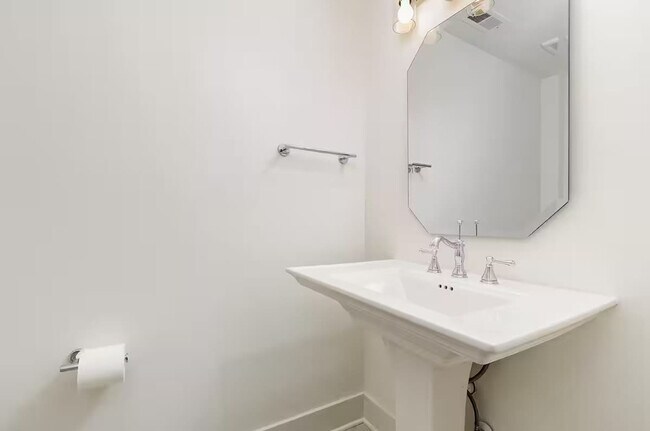 Building Photo - 1140 Hamlet St