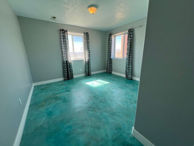 Building Photo - Beautiful Stockton Home with Stunning Mountain and Valley Views