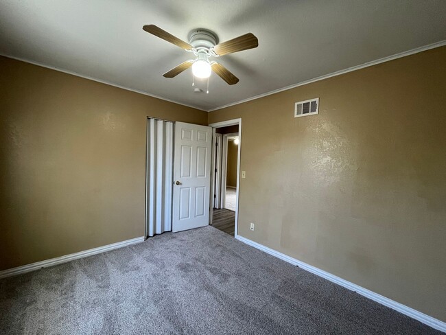 Building Photo - 4 bedroom 2 bath!