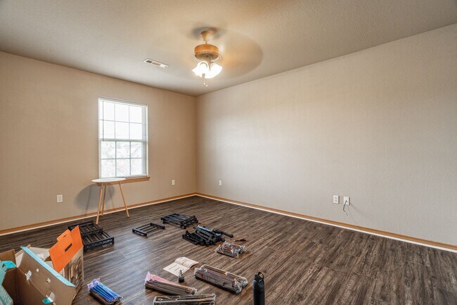 Building Photo - 4 Bedroom 2.5 Bath Townhome near UofA!  Fenced yard coming soon!!