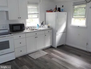 Building Photo - 16 Oak St