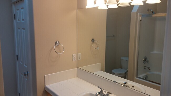 Building Photo - VIDEOTOUR: Gorgeous Home on Quiet Culdesac in Dallas. PETS WELCOME