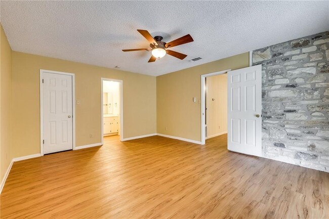 Building Photo - 12401 Knoll Ridge Dr