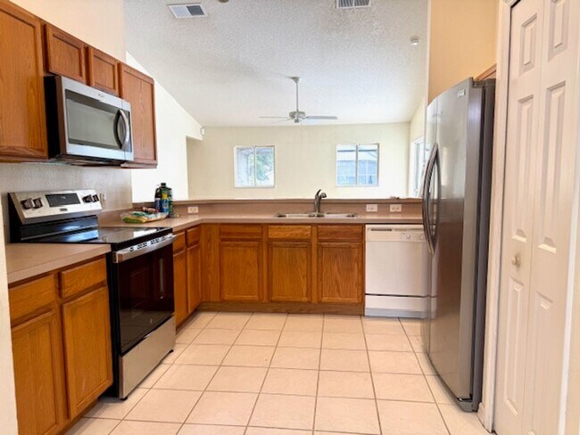 Building Photo - PRIVATE POOL - 4 BEDROOM 2 BATH HOME