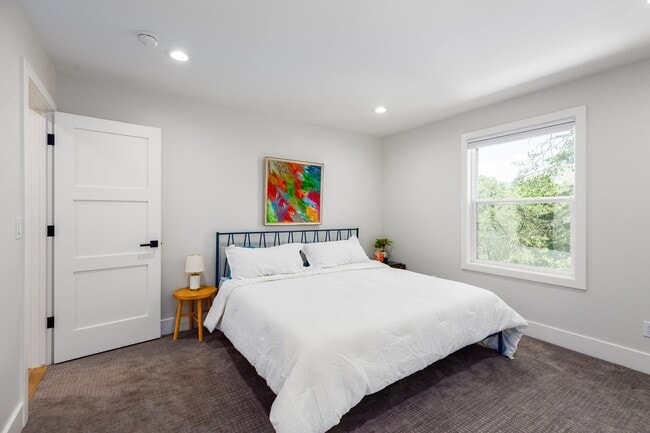 Building Photo - Stunning 5-Bedroom Modern Home with Panora...