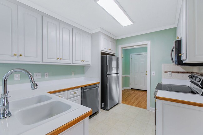 Building Photo - Adorable Ranch Home With Garage and Screen...