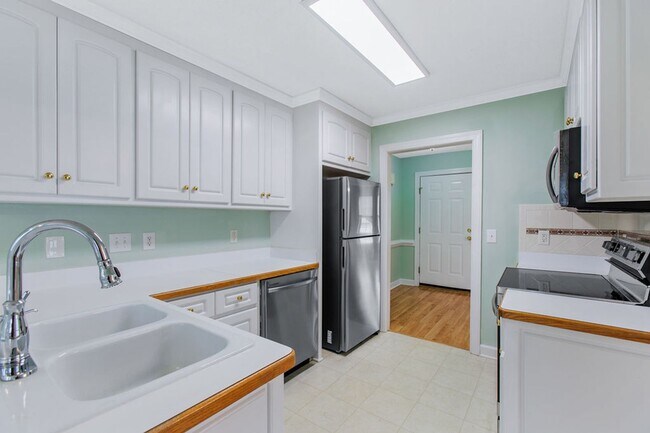 Building Photo - Adorable Ranch Home With Garage and Screen Porch!