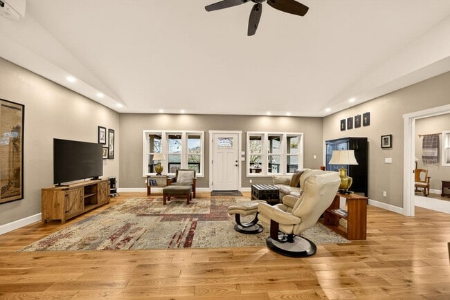 Building Photo - 860 Humbug Creek Rd