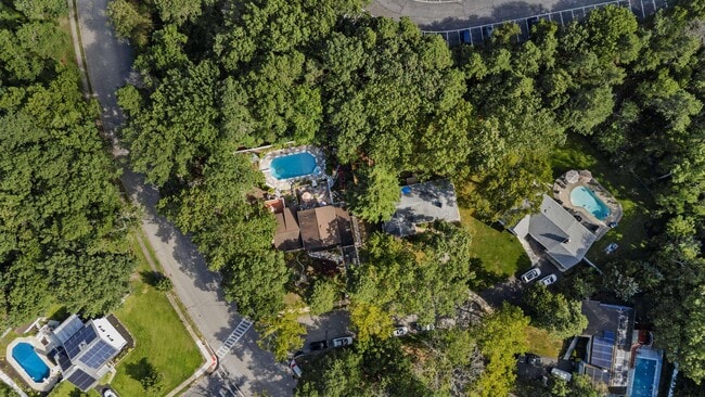 Building Photo - 27 Squire Ct