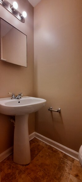 Building Photo - 1610 24th Ave N