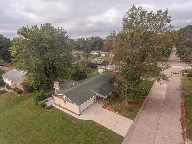 Building Photo - 2404 Wendy Way Dr